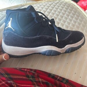 Jordan 11 midnight blues for 90 dollars worn twice let me know for a better deal